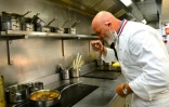 Le chef français Philippe Etchebest dans les cuisines de son restaurant bordelais "Le Quatrième Mur", le 30 septembre 2020