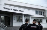 Des gendarmes montent la garde devant le tribunal de Nouméa, le 22 juin 2024