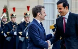 Le président français Emmanuel Macron (gauche) salue l'émir du Qatar Tamim ben Hamad Al-Thani, le 15 février 2023 à Paris
