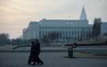 Des passants devant le siège de l'Assemblée suprême du peuple à Pyongyang, le 9 mars 2019