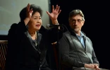 Setsuko Thurlow (à gauche) parle de son expérience comme survivante de la bombe atomique avec Clifton Truman Daniel (à droite), un petit-fils du président américain Truman, le 17 octobre 2012 à New York