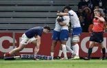 Les Italiens se congratulent à côté de Damien Penaud, abattu, après l'essai de l'égalisation contre la France dans le Tournoi le 25 février 2024 à Villeneuve-d'Ascq