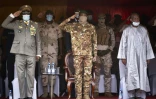 Le colonel Assimi Goïta (C), chef du Comité national de salut public (CNSP), aux funérailles nationales de Moussa Traoré à Bamako, le 18 septembre 2020