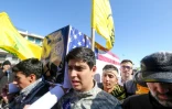 Des jeunes Iraniens portent un cercueil aux couleurs du drapeau américain lors de l'anniversaire de la Révolution islamique, le 11 février 2020 à Téhéran