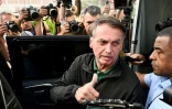 L'ancien président brésilien Jair Bolsonaro fait un signe de pouce levé en quittant le siège de la police fédérale après avoir été interrogé dans le cadre d'une enquête visant l'un de ses fils, à Brasilia, le 5 juin 2025
