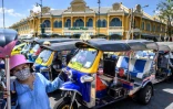 Un conducteur de tuk-tuk attend les clients devant le Grand Palais à Bangkok le 6 mars 2020 