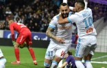 L'attaquant de Marseille Mitroglou (G) et le milieu de terrain Payet fous de joie après la victoire à Toulouse le 11 mars 2018