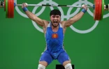 L'haltérophile kirghize Izzat Artykov lors de l'épreuve messieurs (-69 kg) aux JO de Rio, le 9 août 2016
