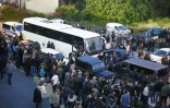 Des supporters et des policiers entourent le car des joueurs du Havre qui arrivent au stade d'Ajaccio, le 18 mai 2018