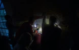 Les employés et les clients d'un hôtel renforcent la porte de l'établissement arrachée par l'ouragan Irma, le 10 septembre 2017 à Bonita Springs, en Floride