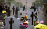 Un homme se recueille le 1er novembre 2013 dans le cimetière de Medreac