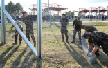 Des soldats hongrois montent une clôture barbelée au niveau du passage frontalier de Beremend à la frontière avec la Croatie, le 21 septembre 2015 