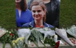 Bougies et fleurs encadrent un portrait de la députée travailliste Jo Cox, à Londres le 16 juin 2016