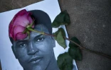 Une rose sur le portrait de Mohamed Ali dans le centre qui porte son nom, le 5 juin 2016 à Louisville dans le Kentucky