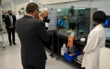 Le président américain Donald Trump visite le laboratoire Fujifilm Diosynth Biotechnologies, le 27 juillet 2020 à Morrisville, en Caroline du Nord