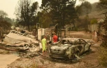Des enfants sur les lieux de leur maison ravagée par les flammes, à Redding, en Californie, le 27 juillet 2018 