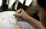 Réalisation d'un globe terrestre dans l'atelier de Bellerby and Co, le 19 juillet 2019 à Londres