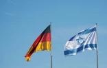 Les drapeaux d'Israël (d) et de l'Allemagne flottent le 16 mars 2023 devant la Chancellerie à Berlin