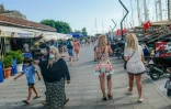 Des touristes ukrainiennes à la station balnéaire de Bodrum, le 16 juin 2021 en Turquie