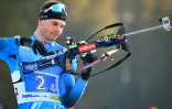 Le Français Emilien Jacquelin recharge sa carabine, lors du relais (4x7,5 km) aux Championnats du monde de biathlon le 20 février 2021 à Pokljuka (Slovénie),