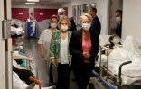 La Première ministre Elisabeth Borne et la ministre de la Santé Brigitte Bourguignon visitent les urgences de l'hôpital René Dubos, le 1er juillet 2022 à Pontoise, près de Paris