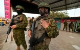 Des soldats montent la garde lors du rassemblement de clôture de la campagne du candidat présidentiel équatorien Daniel Noboa, à Santa Elena, Equateur, le 12 octobre 2023