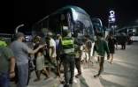 Des membres des forces de l'ordre marocaines acheminent par bus vers leurs villes d'origine des personnes qui avaient pénétré illégalement dans l'enclave espagnole de Ceuta, sur la côte nord du Maroc, le 1er août 2026 à Fnideq