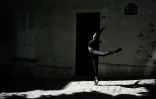 Une danseuse du Moulin Rouge s'entraîne dans la rue, à Paris, 14 avril 2020