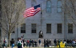 Des manifestants sur le campus d'Harvard, après un rassemblement contre les attaques du président américain Donald Trump contre l'université, le 17 avril 2025 à Cambridge, dans le Massachusetts