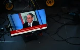 Un écran de télévision retransmet une interview de la BBC avec le Premier ministre britannique Keir Starmer et le titre "Starmer : Les plans migratoires de la réforme sont « racistes et immoraux" au premier jour de la conférence annuelle du Parti travailliste à Liverpool, dans le nord-ouest de l'Angleterre, le 28 septembre 2025