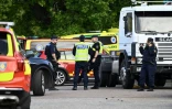 Des policiers sur les lieux où un agresseur armé d'une épée a blessé plusieurs personnes dans un lycée à Fagersta, dans le centre de la Suède, le 21 août 2026