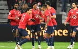 L'attaquant canadien de Lille, Jonathan David (c), félicité par ses coéquipiers, après avoir égalisé (1-1) face à Troyes, lors de la 17e journée de Ligue 1, le 4 décembre 2021 au Stade Pierre-Mauroy à Villeneuve-d'Ascq
