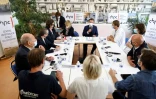 Le président Emmanuel Macron lors d'une réunion à l'hôpital de Cherbourg le 31 mai 2022