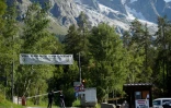 Les autorités bloquent une route près du glacier de Planpincieux à Courmayeur, le 8 août 2020 dont un gros bloc menace de s'effondrer