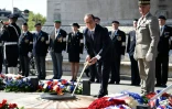 Le président François Hollande ravive la flamme éternelle sur la tombe du soldat inconnu, pour la cérémonie du 8 mai 2016 à Paris