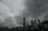 Nuages noirs chargés de pluie sur Hong Kong à l'approche du typhon Koinu, le 8 octobre 2023