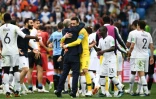 Le gardien français Hugo (c) Lloris félicité par Didier Deschamps lors de la qualification de la France en demi-finales du Mondial le 6 juillet 2018