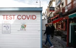 Une structure temporaire de dépistage du Covid-19 à côté d'une pharmacie à Trouville-sur-Mer, en Normandie, le 4 août 2021 