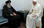 Photo fournie par Vatican News montrant le grand ayatollah Ali Sistani (gauche) et le pape François (droite) lors d'une rencontre historique à Najaf, le 6 mars 2021