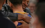 Stephen Curry des Golden State Warriors enlace Ray Allen après avoir battu son record lors du match contre les New York Knicks au Madison Square Garden le 14 décembre 2021 à New York