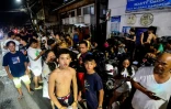 Des habitants se rassemblent dans une rue devant leurs maisons après les secousses du tremblement de terre à Mandaue à Cebu, dans le centre des Philippines, le 30 septembre 2025