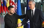 Le président ukrainien Volodymyr Zelensky (à gauche) est accueilli par le secrétaire général de l'OTAN, Jens Stoltenberg, lors de sa visite au siège de l'OTAN, à Bruxelles, le 11 octobre 2023
