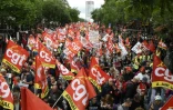 Des drapeaux de la CGT brandis par des manifestants le 14 juin 2016 à Paris 
