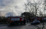 Des pompiers sont présents près d'une maison endommagée par une attaque de drone dans le village de Stanovoïe, dans la région de Moscou, le 10 novembre 2024