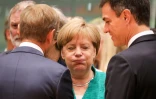 La chancelière allemande Angela Merkel discute avec le président du Conseil européen Donal Tusk et le Premier ministre espagnol Pedro Sanchez le 28 juin 2018 à Bruxelles.