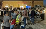 Des proches attendent devant un hôpital où des blessés ont été transportés après une fuite de chlore provoquée par la chute d'un conteneur au port d'Aqaba, le 27 juin 2022  en Jordanie