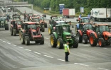 Des agriculteurs bloquent avec leurs tracteurs la frontière franco-espagnole, le 3 juin 2024 à Biriatou, dans les Pyrénées-Orientales