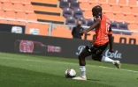 L'attaquant de Lorient, Yoane Wissa, transforme son penalty lors du match de Ligue 1 Ă domicile contre Angers, le 2 mai 2021