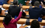 Les membres du Parlement européen participent à un vote en séance plénière à Bruxelles le 10 avril 2024