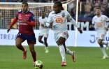 Le défenseur français de Clermont Akim Zedadka (g.) tente de rattraper le milieu portugais de Lille Renato Sanches (d.) lors du match de L1 entre Clermont et Lille, au stade Gabriel Montpied à Clermont-Ferrand, dans le centre de la France, le 16 octobre 2021.
